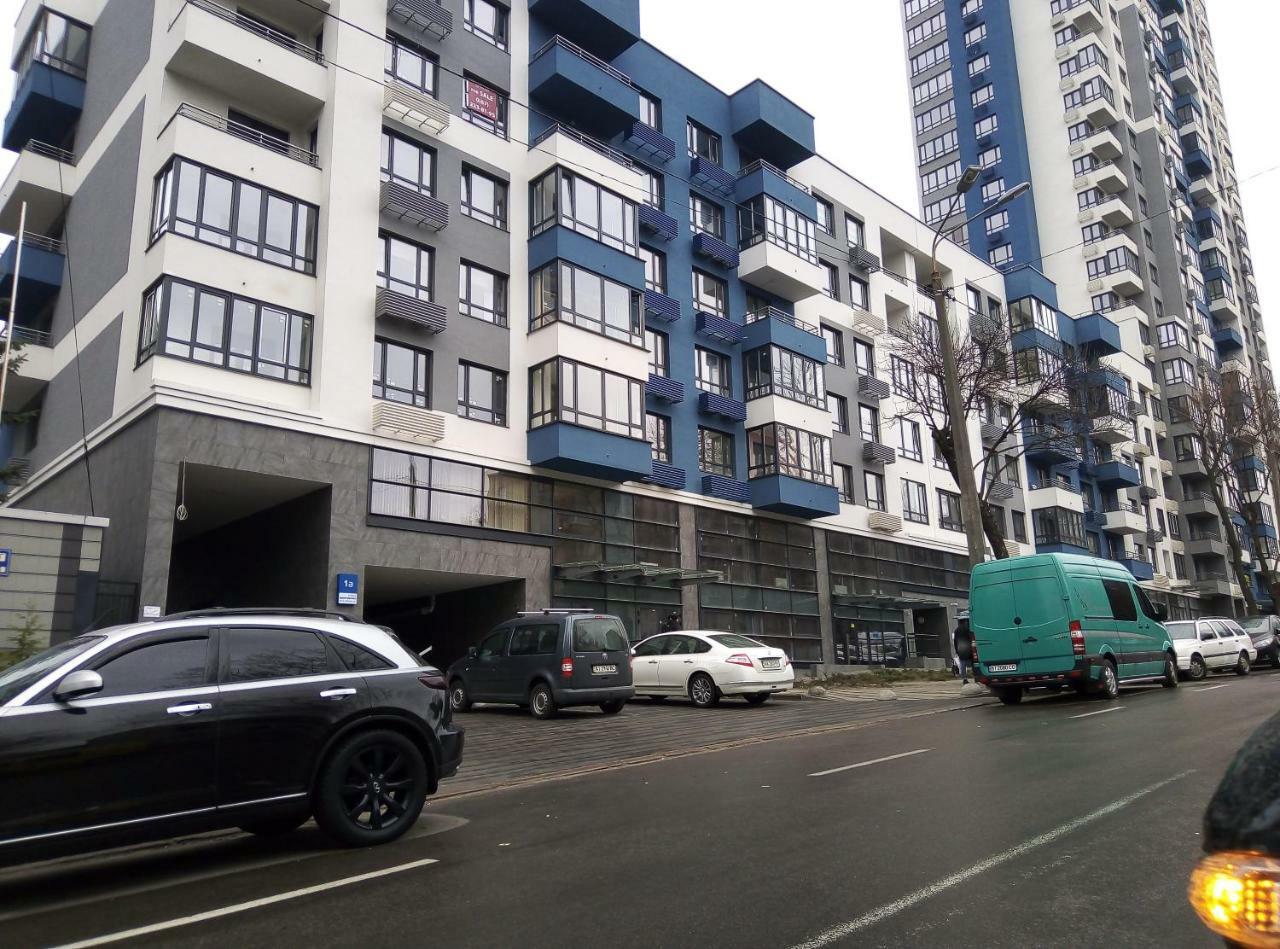 Perfect M Polytech, Ohmatdet, Parking